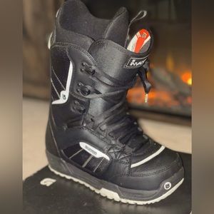 Burton snowboarding boots
Men Size 7
Women Size 8,5